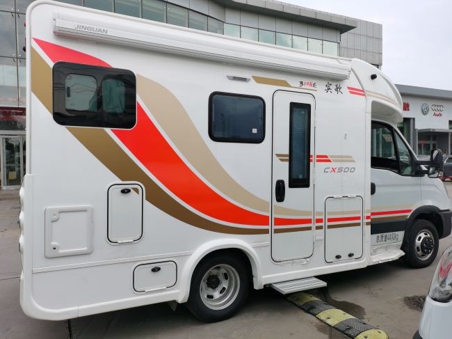 金冠T型房車 奔馳商務級內飾，打造移動中的舒適坐臥體驗